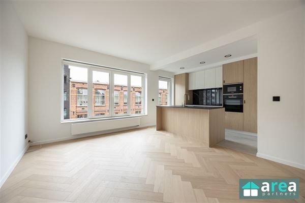 VERKOCHT! - Modern gerenoveerd 2 slpk appartement met terras!