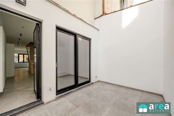 IN OPTIE! - Gerenoveerd duplex appartement met 2 slpk en koer!