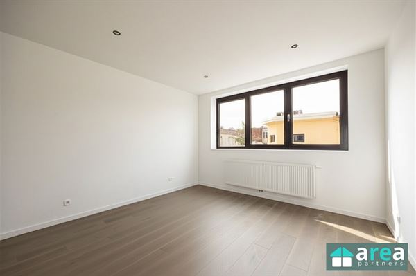 IN OPTIE! - Gerenoveerd duplex appartement met 2 slpk en terras!