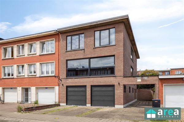 PRACHTIGE GERENEOVEERDE HOB MET ZEER RUIME GARAGE