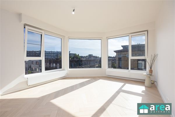 VERKOCHT! - Prachtig gerenoveerd appartement met 2 ruime slaapkamers!