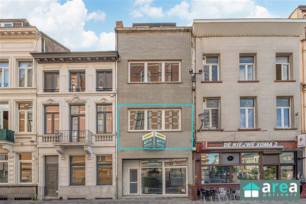 VERKOCHT! - Op te frissen 2 slaapkamer appartement op toplocatie!
