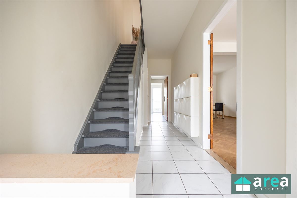 IN OPTIE! - Instapklare woning met garage en ruime tuin!