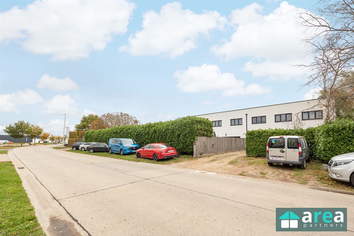 Villa met bedrijfspand in industriezone