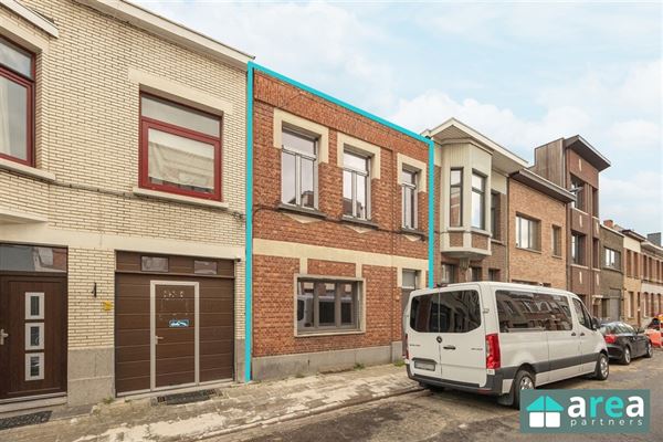 Af te werken gezinswoning met 3 slaapkamers en grote tuin!