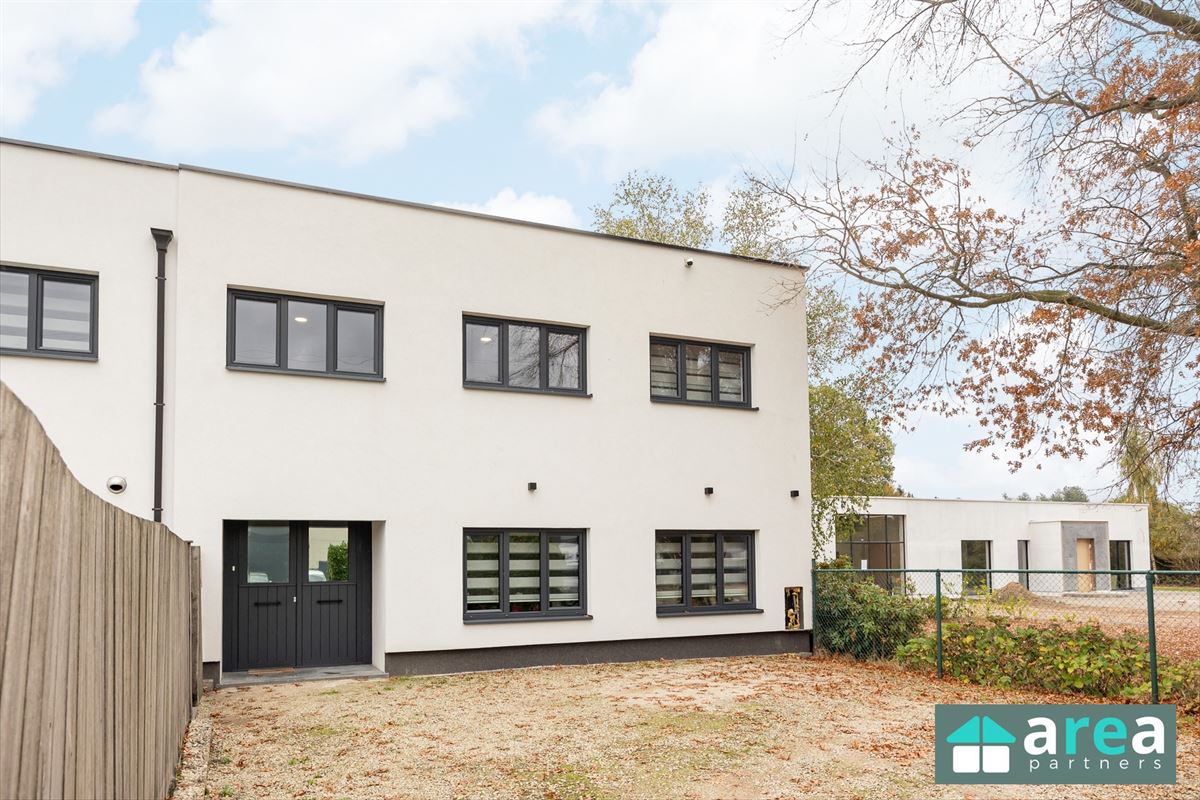 Villa met bedrijfspand in industriezone