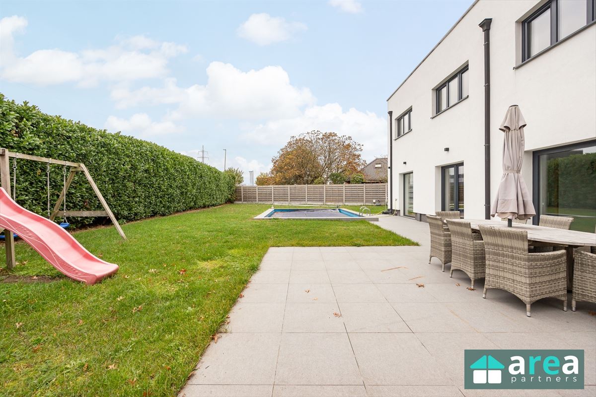 Villa met bedrijfspand in industriezone