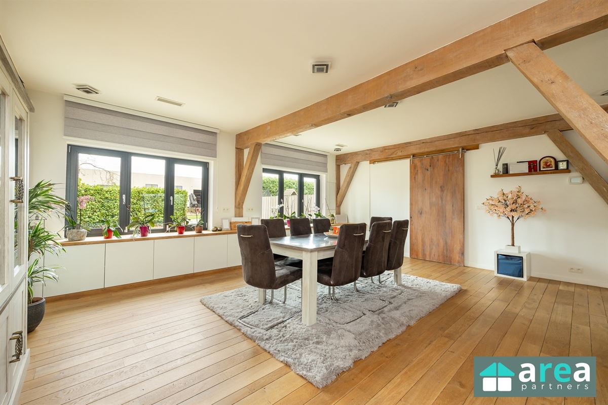 Villa met bedrijfspand in industriezone