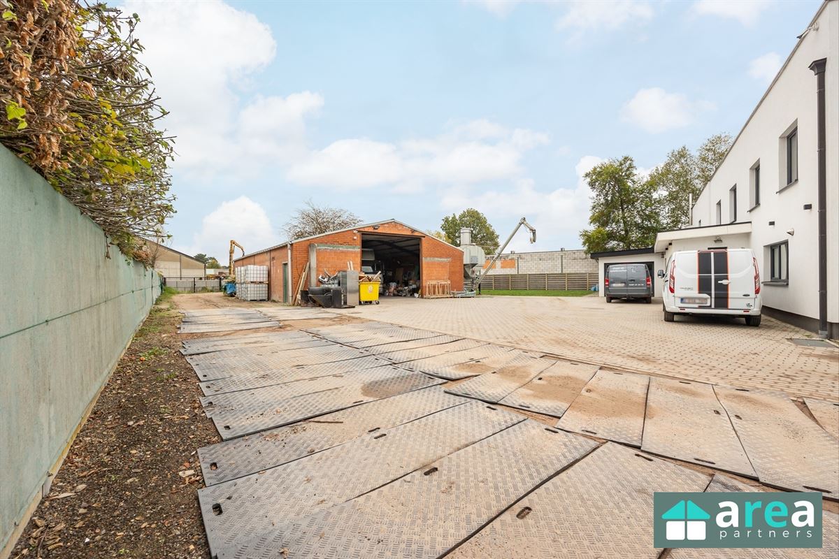 Villa met bedrijfspand in industriezone