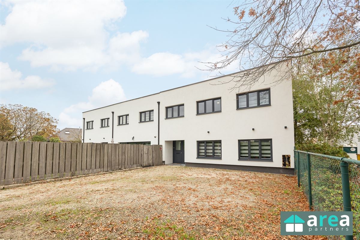Villa met bedrijfspand in industriezone