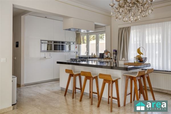 LICHTRIJK EN INSTAPKLAAR APPARTEMENT (120M²) MET 3 SLPK + KOER