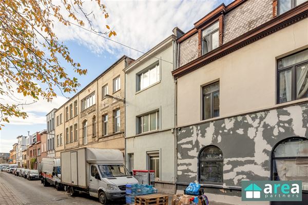WOONHUIS INGEDEELD IN 3 STUDIOAPPARTEMENTEN