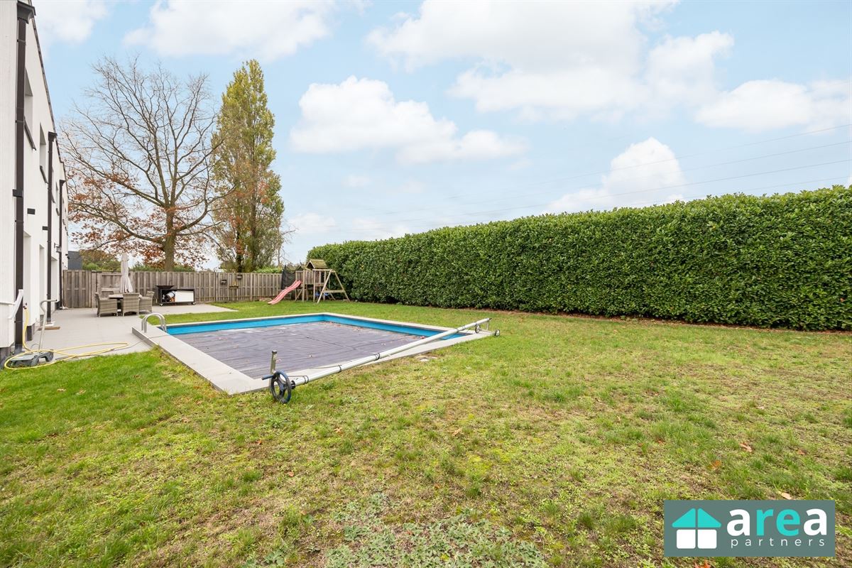 Villa met bedrijfspand in industriezone