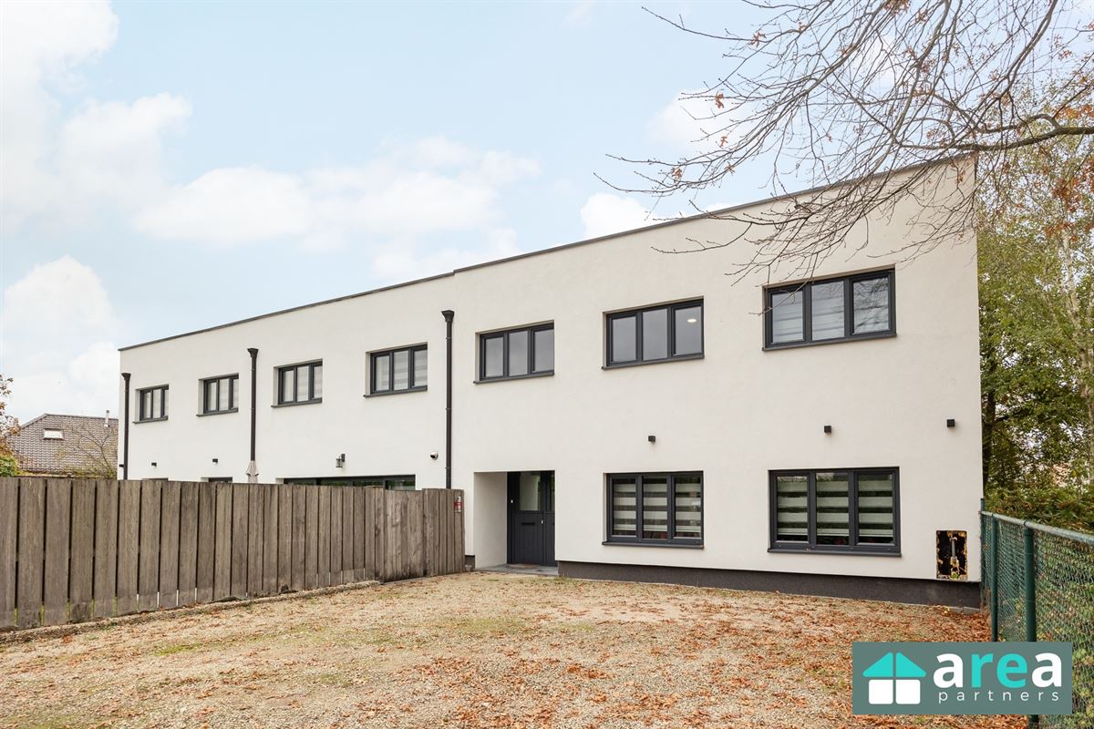Villa met bedrijfspand in industriezone