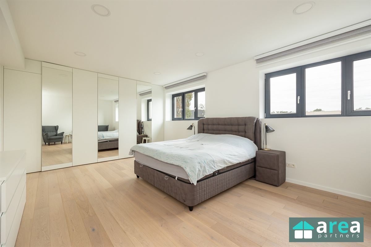 Villa met bedrijfspand in industriezone