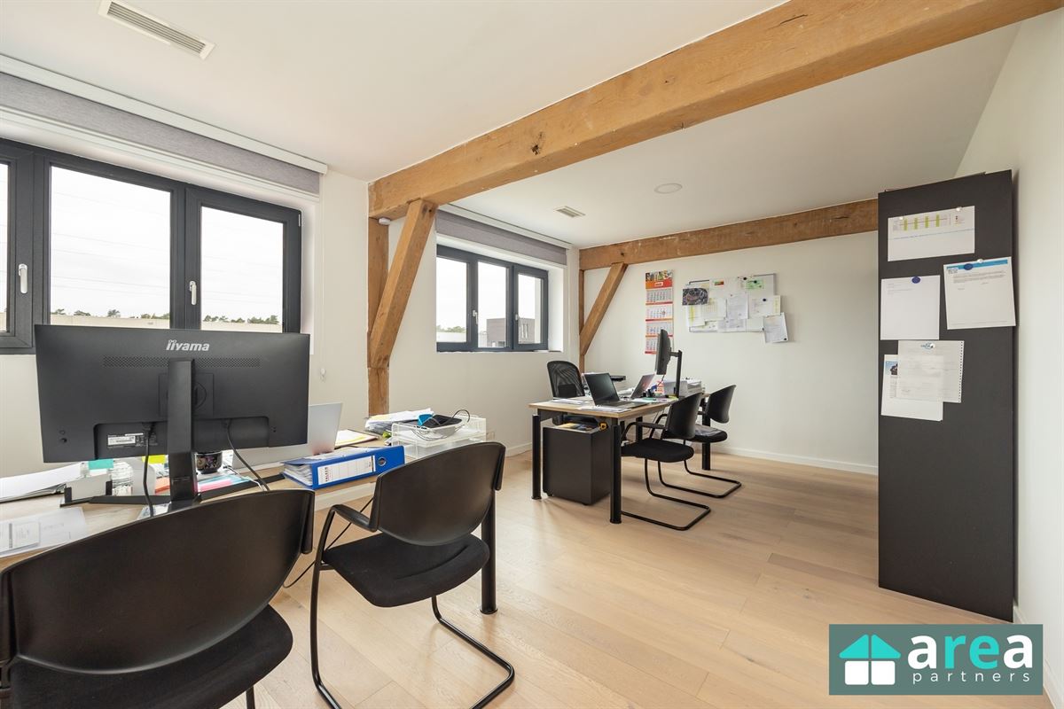 Villa met bedrijfspand in industriezone