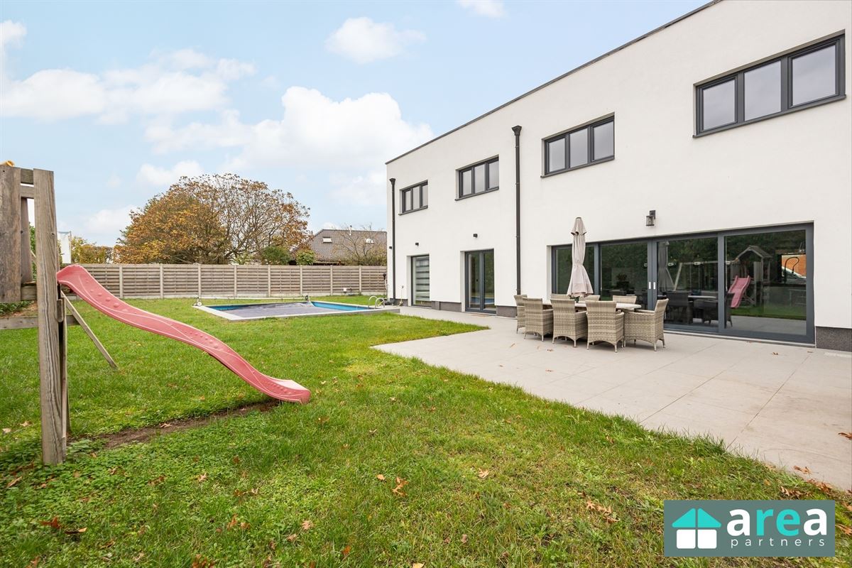 Villa met bedrijfspand in industriezone
