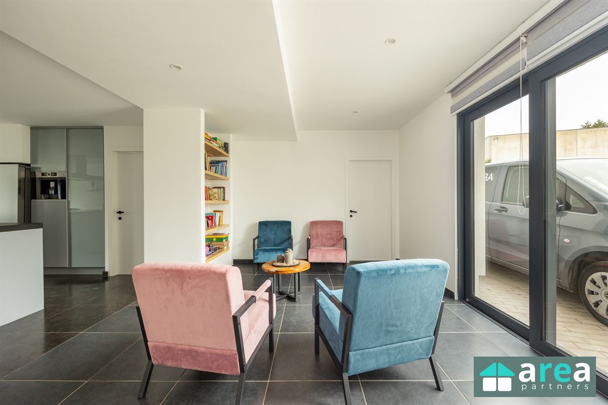Villa met bedrijfspand in industriezone