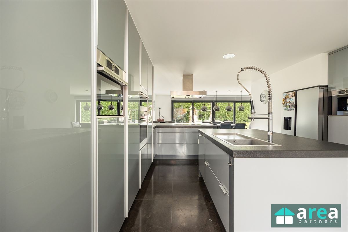 Villa met bedrijfspand in industriezone