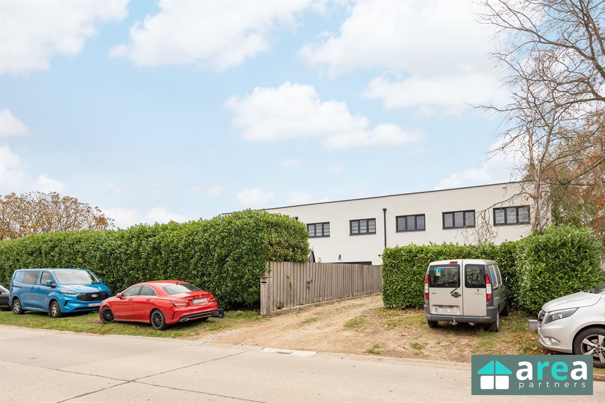 Villa met bedrijfspand in industriezone