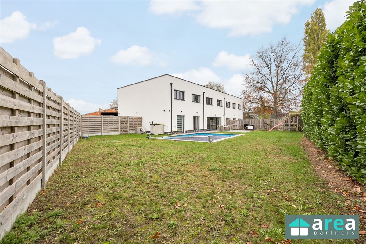 Villa met bedrijfspand in industriezone