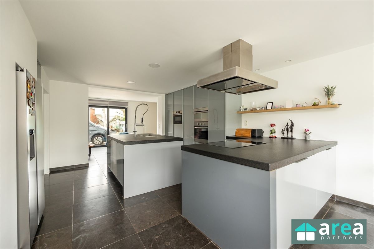 Villa met bedrijfspand in industriezone