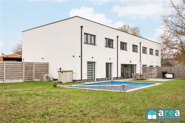 Villa met bedrijfspand in industriezone