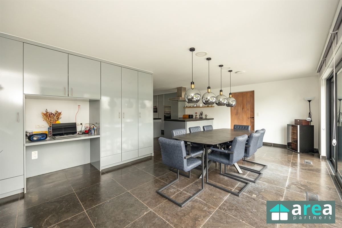 Villa met bedrijfspand in industriezone