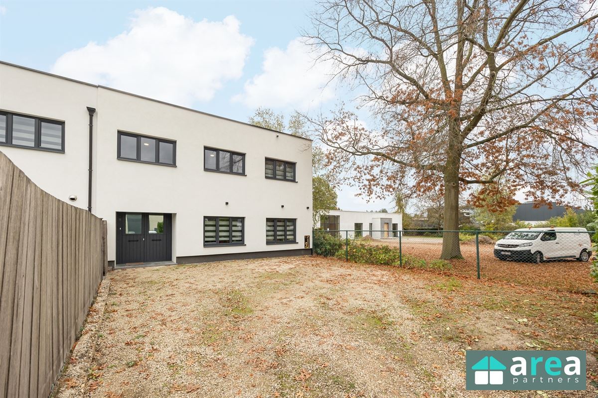 Villa met bedrijfspand in industriezone