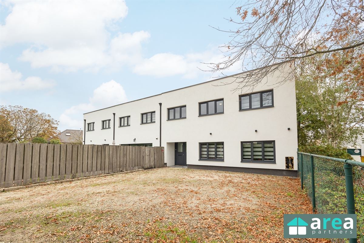 Villa met bedrijfspand in industriezone