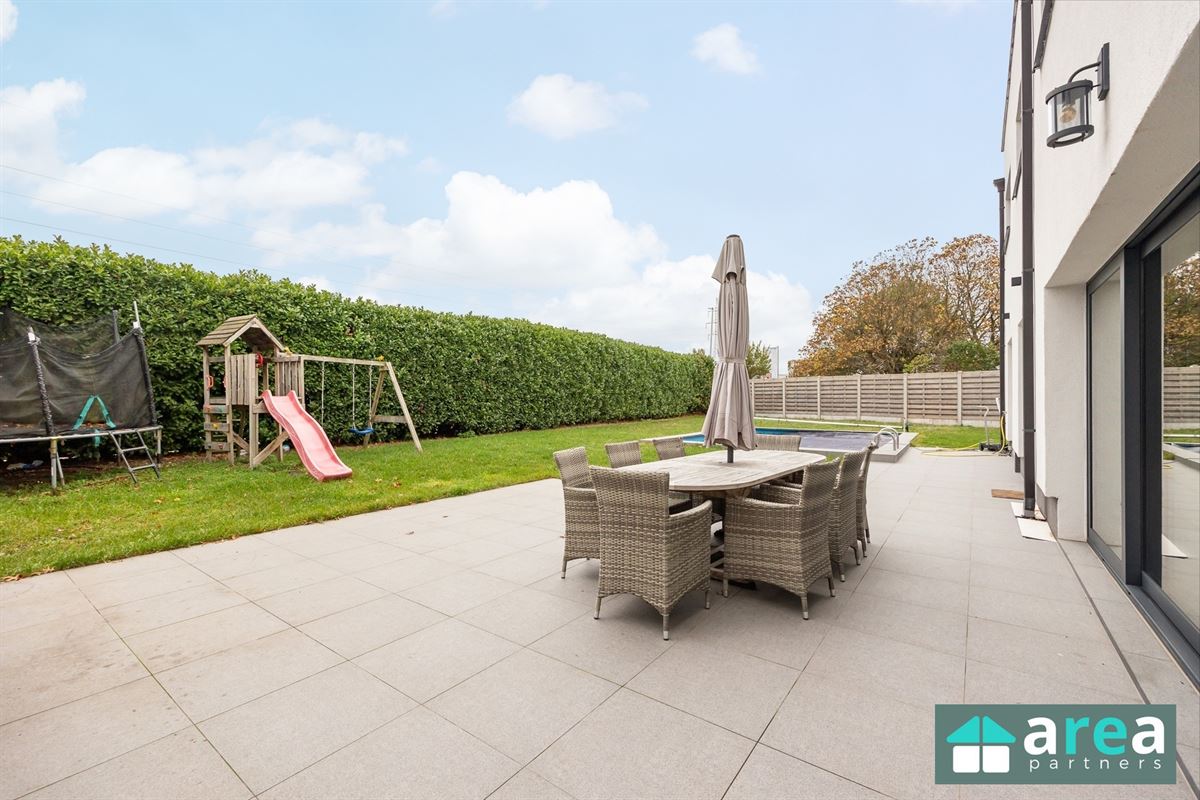 Villa met bedrijfspand in industriezone
