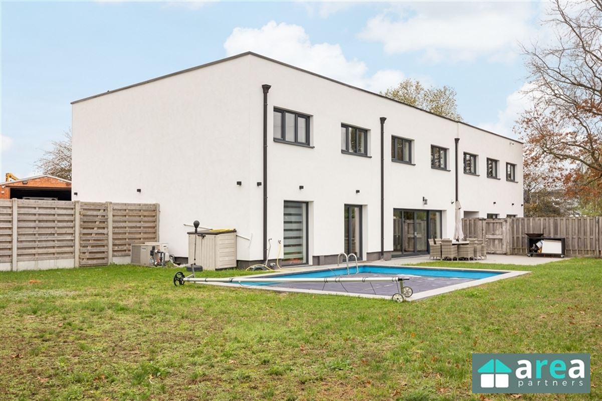 Villa met bedrijfspand in industriezone
