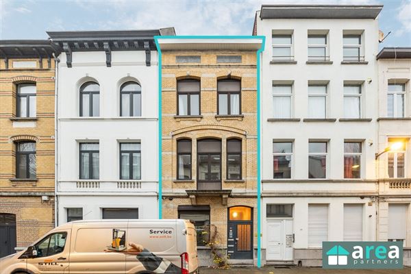 Ruime en authentieke woning met stadskoer en terras!