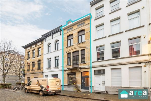 Ruime en authentieke woning met stadskoer en terras!