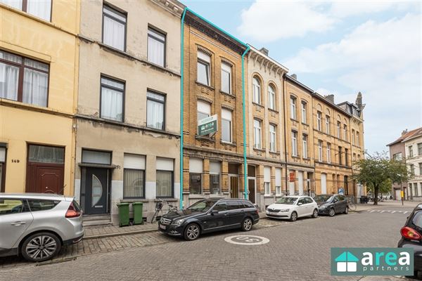 Ruime burgerwoning met 8 slpk en stadskoer + tal van mogelijkheden!