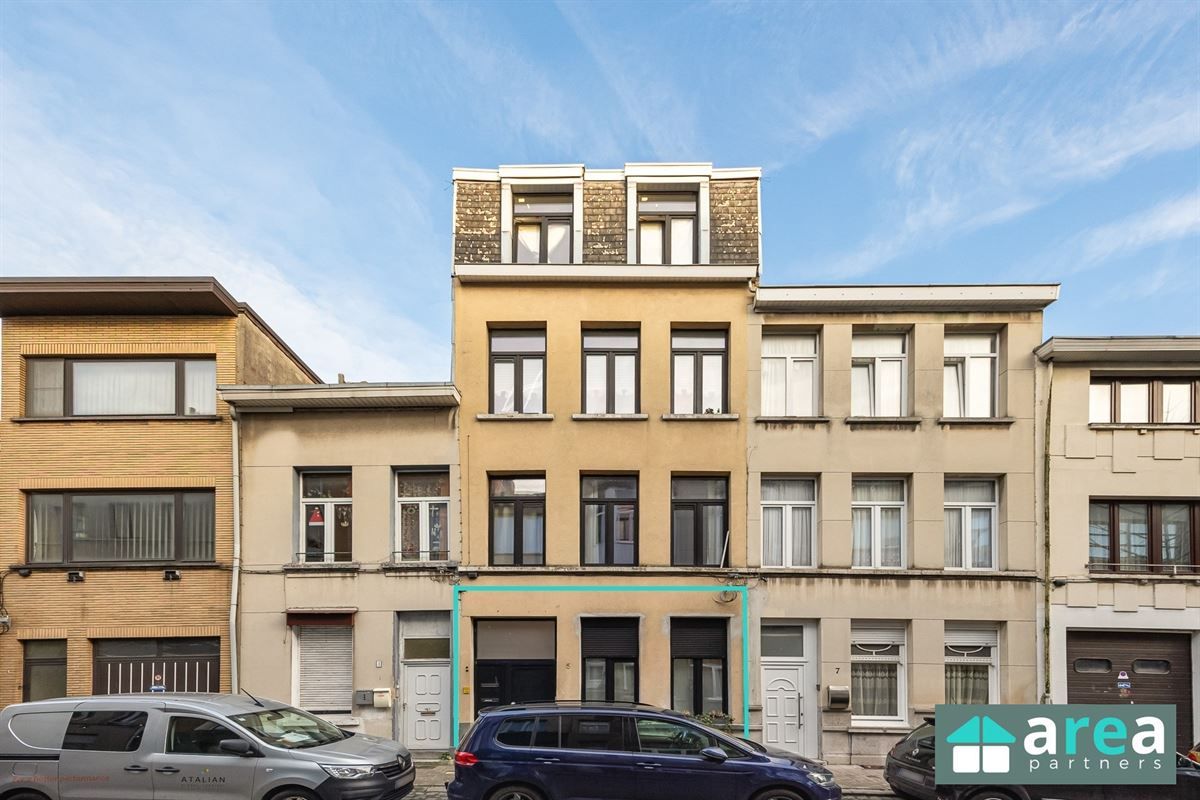 Instapklaar 2 slaapkamer appartement met koer!