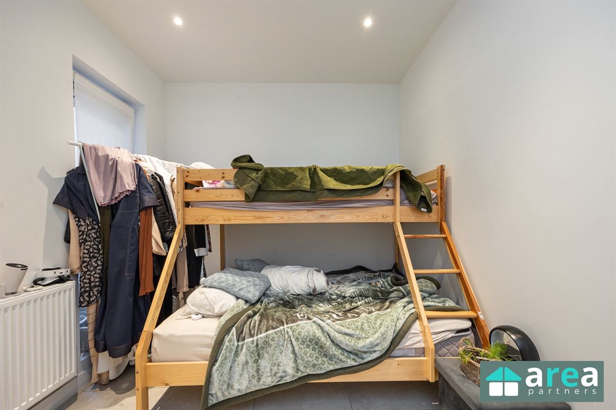 Instapklaar 2 slaapkamer appartement met koer!