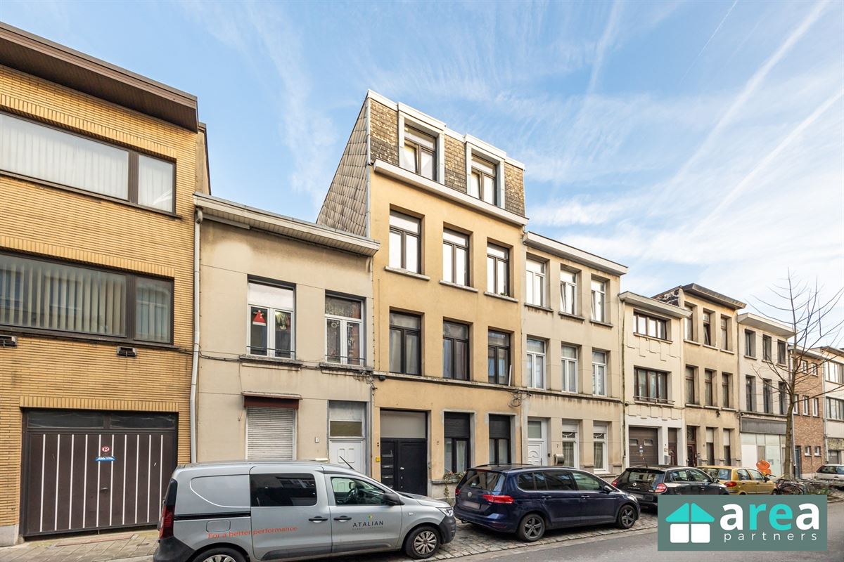 Instapklaar 2 slaapkamer appartement met koer!