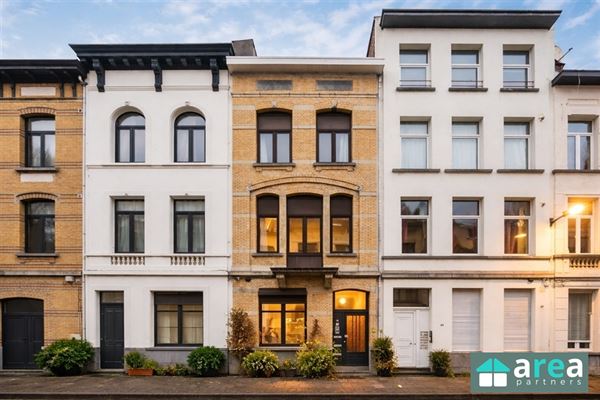 Herenwoning met authentieke elementen en stadskoer!