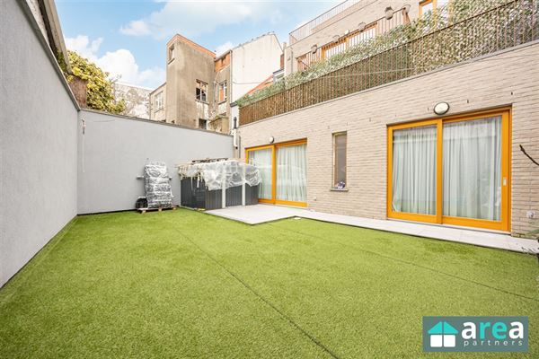 Gerenoveerd gelijkvloers appartement met tuin!