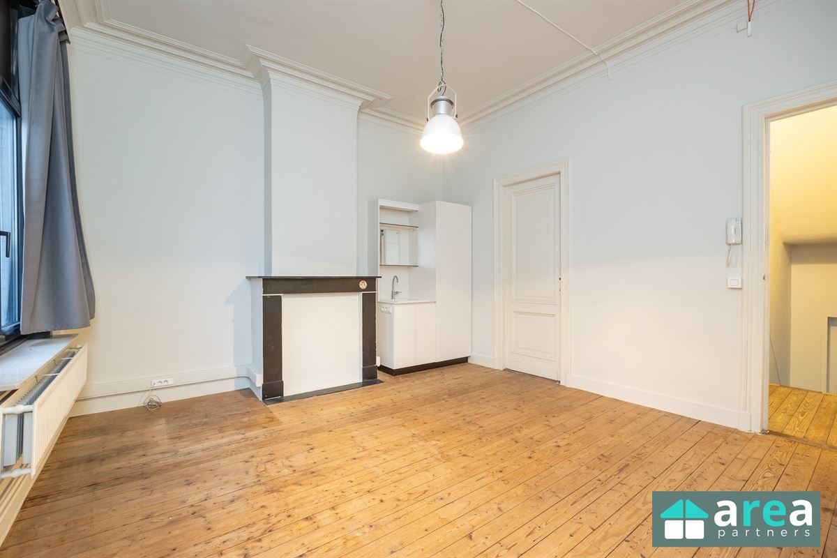 IN OPTIE! - Herenwoning met authentieke elementen en stadskoer!