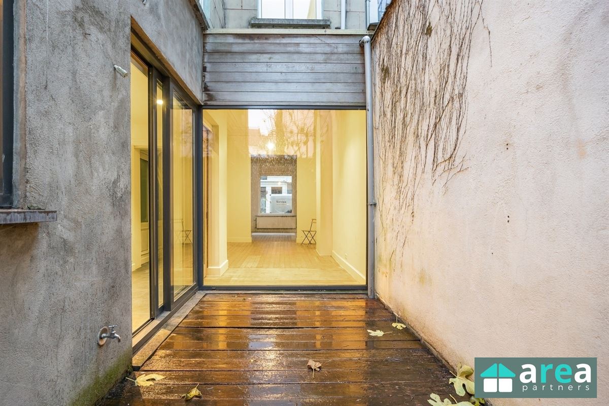 IN OPTIE! - Herenwoning met authentieke elementen en stadskoer!