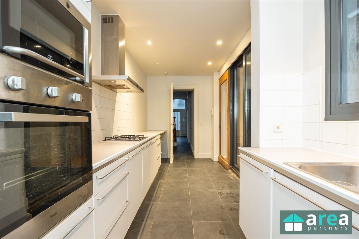 IN OPTIE! - Herenwoning met authentieke elementen en stadskoer!