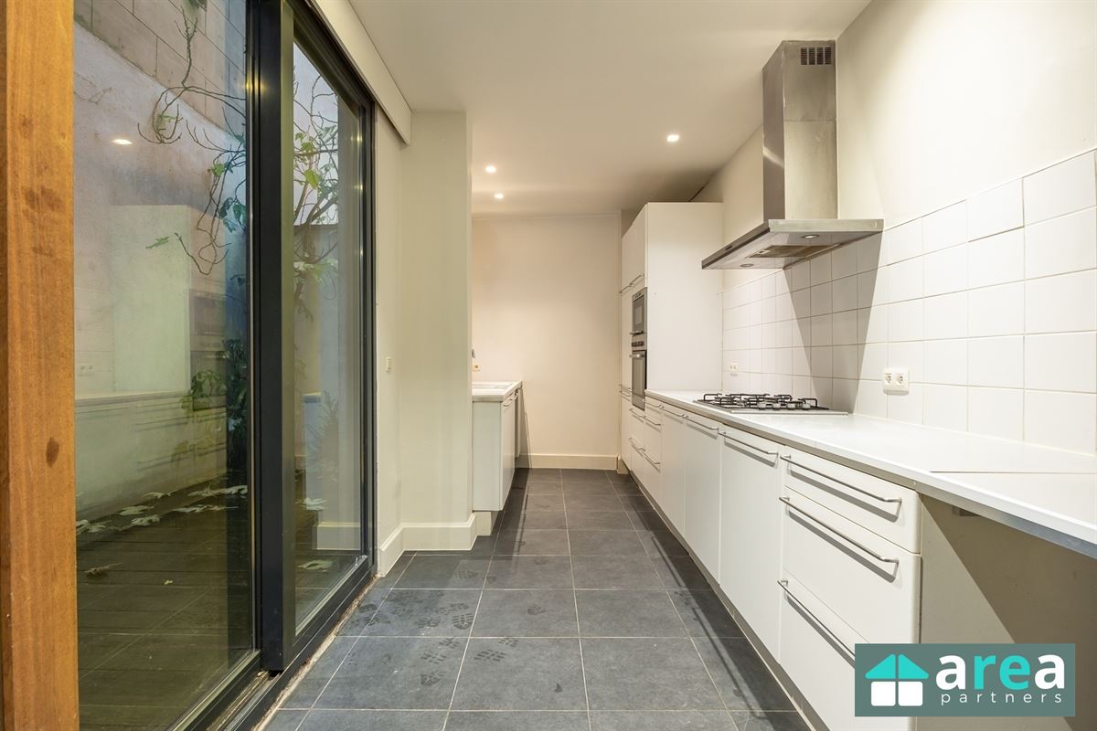 IN OPTIE! - Herenwoning met authentieke elementen en stadskoer!
