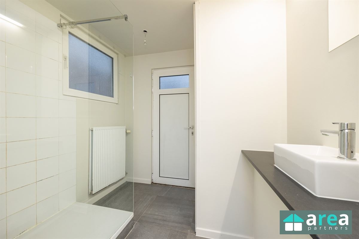 IN OPTIE! - Herenwoning met authentieke elementen en stadskoer!