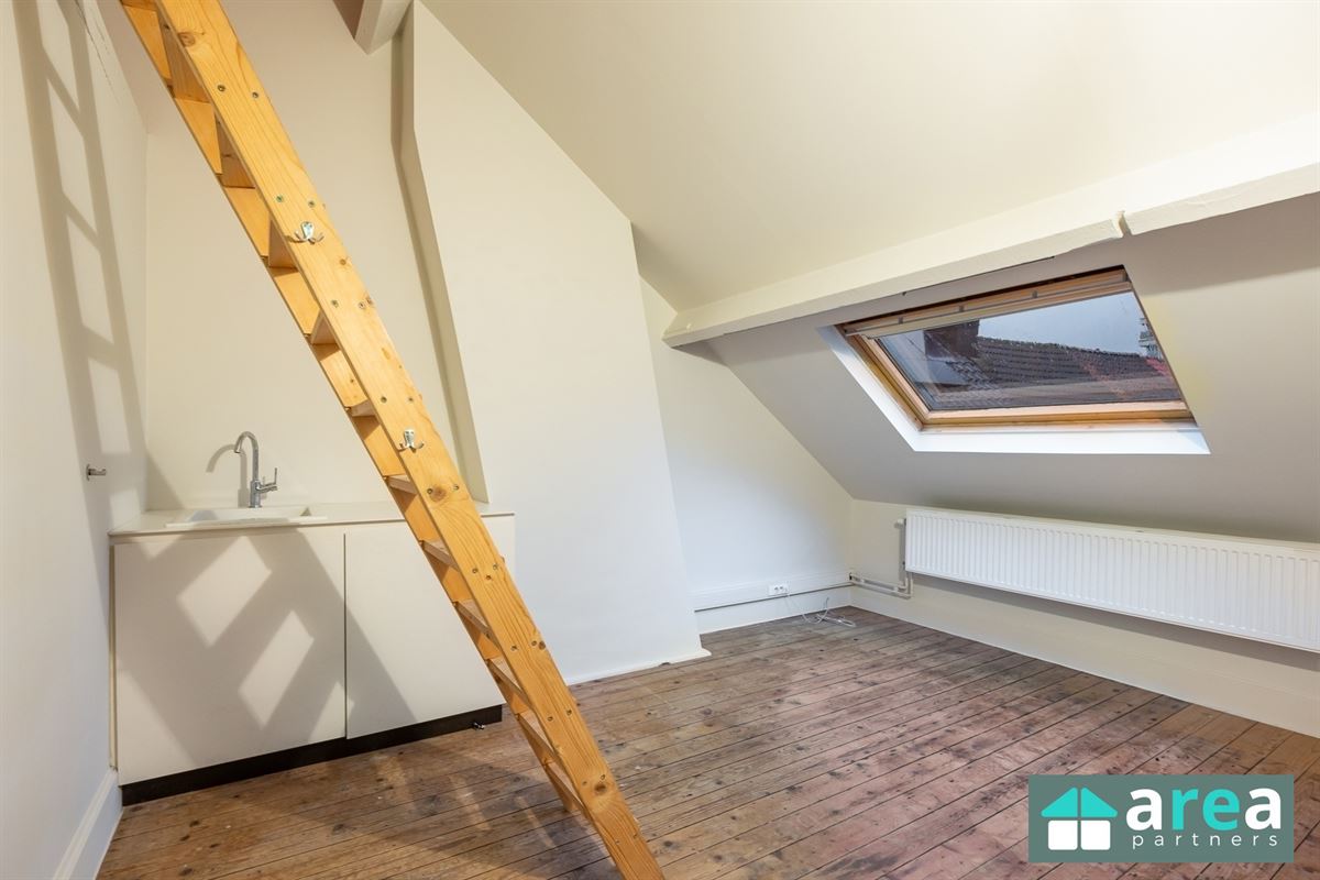 IN OPTIE! - Herenwoning met authentieke elementen en stadskoer!