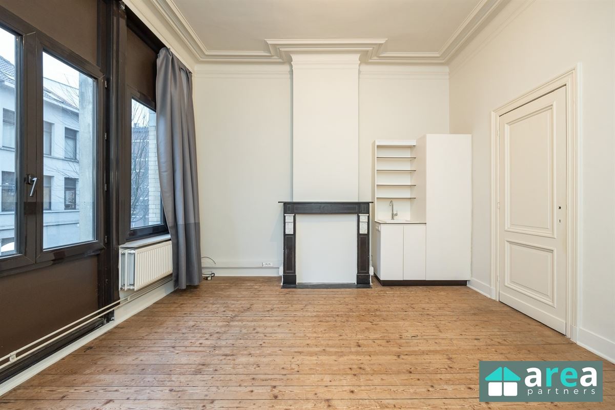 IN OPTIE! - Herenwoning met authentieke elementen en stadskoer!