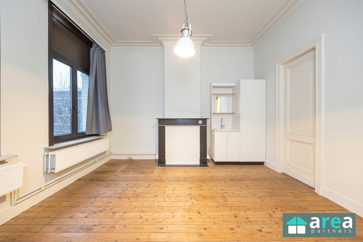 IN OPTIE! - Herenwoning met authentieke elementen en stadskoer!