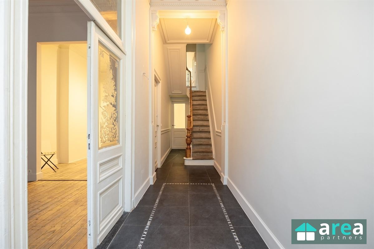 IN OPTIE! - Herenwoning met authentieke elementen en stadskoer!