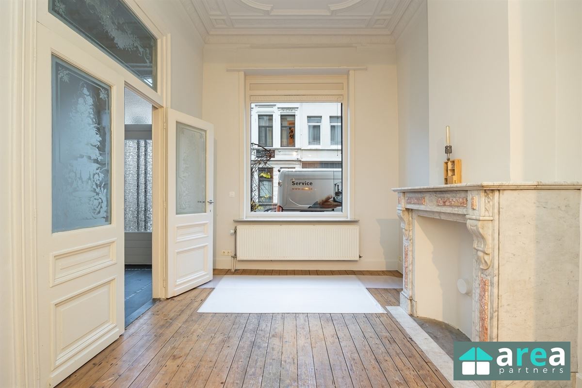 IN OPTIE! - Herenwoning met authentieke elementen en stadskoer!